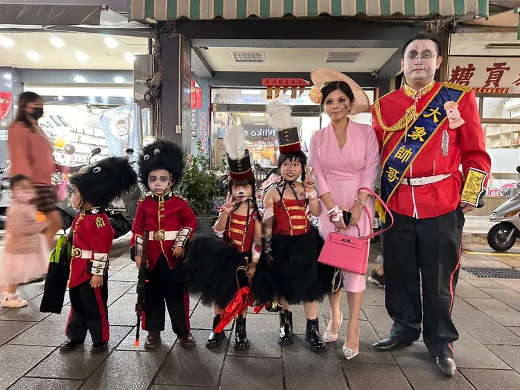 家長為了和孩子們共創童年回憶，全家一同搞怪裝扮。金城鎮公所提供