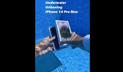 最狂防水實測iPhone 14泳池裡開箱　網「有錢人很無聊」