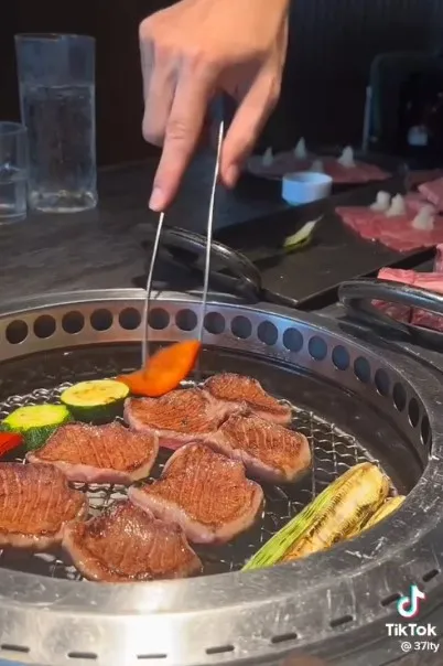 这盘肉烤得超美丽。