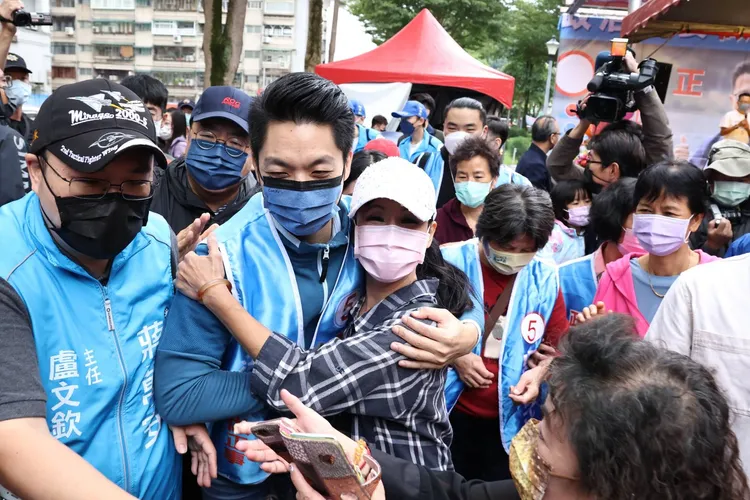 蔣萬安現身黨內議員吳世正競總大會，獲民眾熱情擁抱。葉志明攝