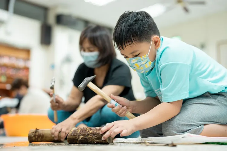 樹皮燈製作。東管處提供