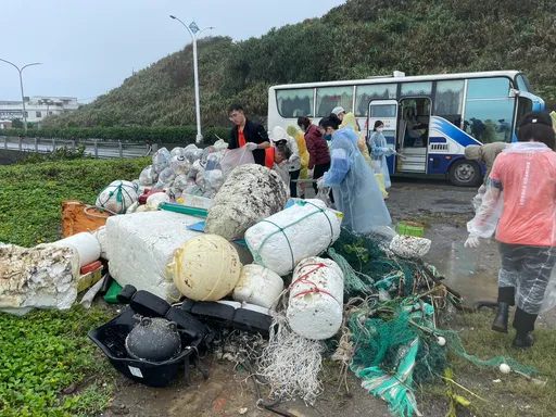 森崴能源認養東北角海岸線 秋季淨灘號召員工「撿1斤、減1斤」