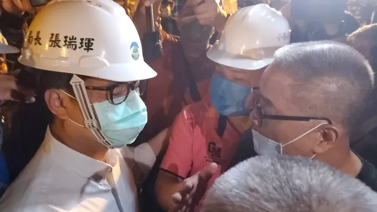 附近居民向陳其邁陳情。王勇超攝