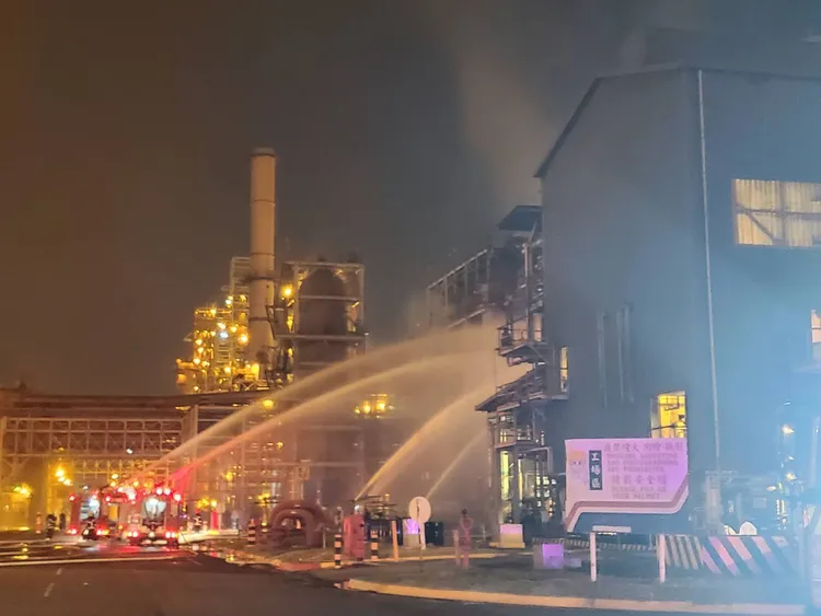 消防人員灑水戒備。王勇超攝