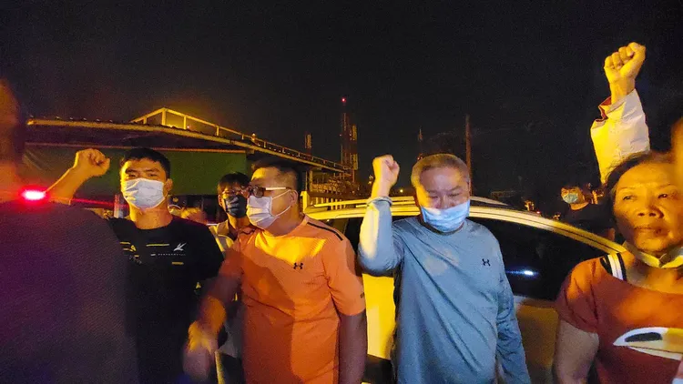 附近大林蒲居民群聚大林廠抗議，要求停工。王勇超攝