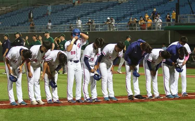 台灣U23不敵澳洲，賽後向球迷致意。  葉志明攝