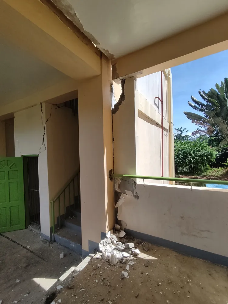 一所高中的建物嚴重受損。法新社/RALF JO LARGO