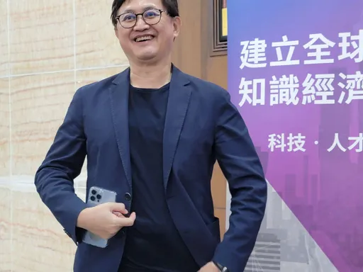 不換iPhone 14系列!童子賢新機改拿這一款 原因很巧妙