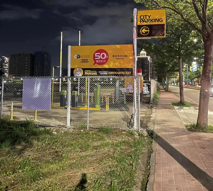 高鐵站前廣場現在成為停車場。翻攝臉書社團「我是青埔人」