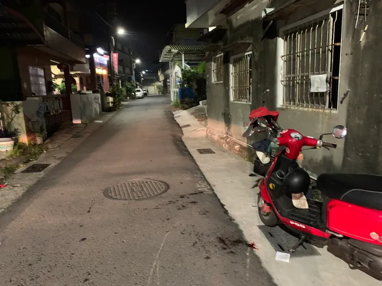 老翁與機車發生碰撞，地上血跡斑斑。警方提供