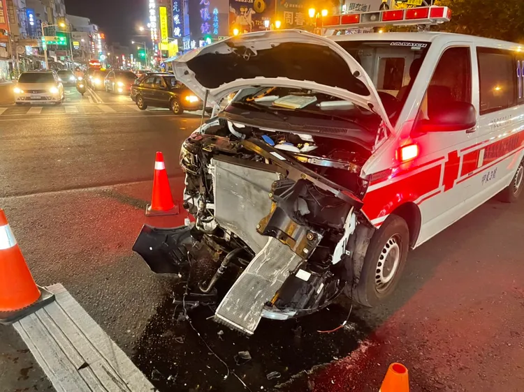 救護車車頭全毀。警方提供