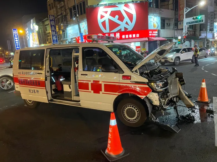 救護車在送傷患就醫途中，又與汽車發生車禍。警方提供