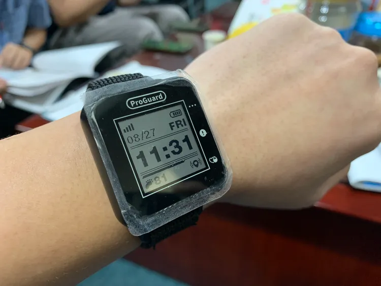 電子手錶感應到老翁有異狀，疑似跌倒通知緊急聯絡人。示意圖、民眾提供