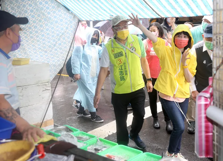 高嘉瑜今陪陳時中到內湖掃街。陳明中攝