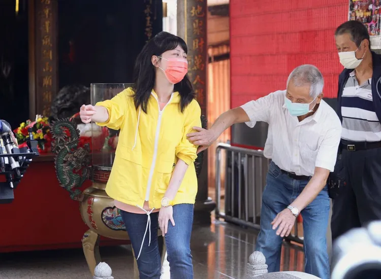 高嘉瑜今天穿黃色上衣。陳明中攝