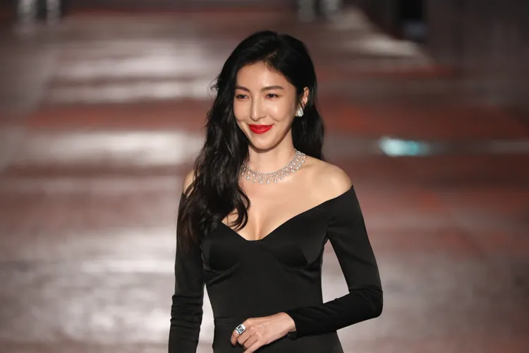楊謹華網路現場都很有人氣，更有粉絲捧著「最佳女主角楊謹華」海報等待。娛樂中心攝