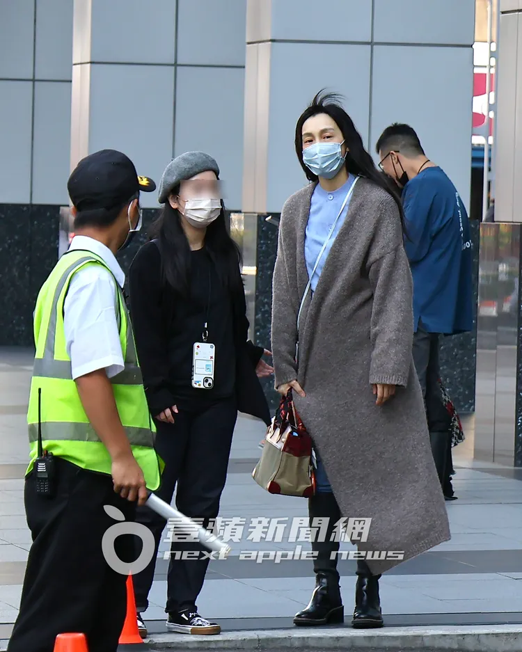 隨後范范（右）與女友人準備過馬路。特勤中心攝