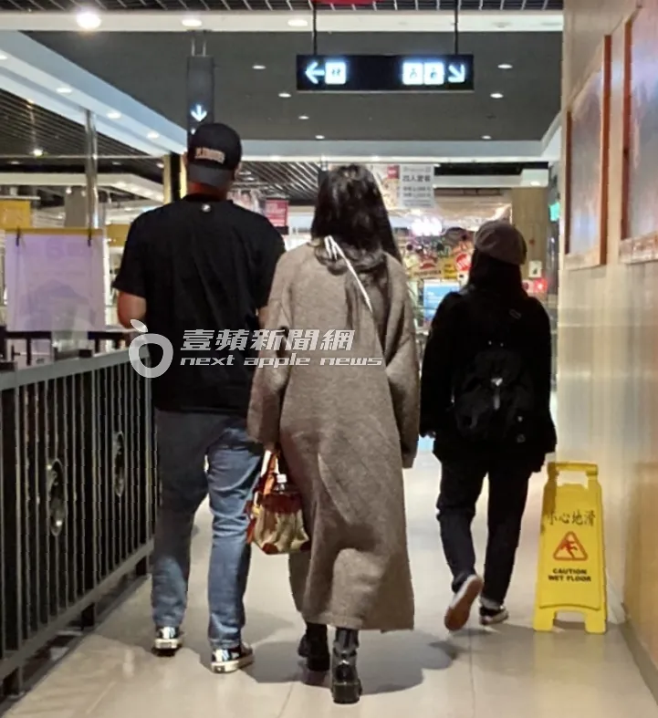 黑人（左）與范范還有一名女友人到信義百貨吃午餐。特勤中心攝