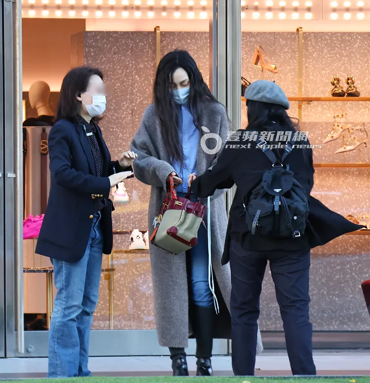 離開店後，Celine店員跑出把留在店內的手機還給范范。特勤中心攝