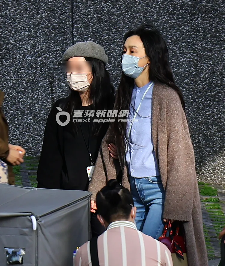 2人勾著手往誠品信義走去。特勤中心攝