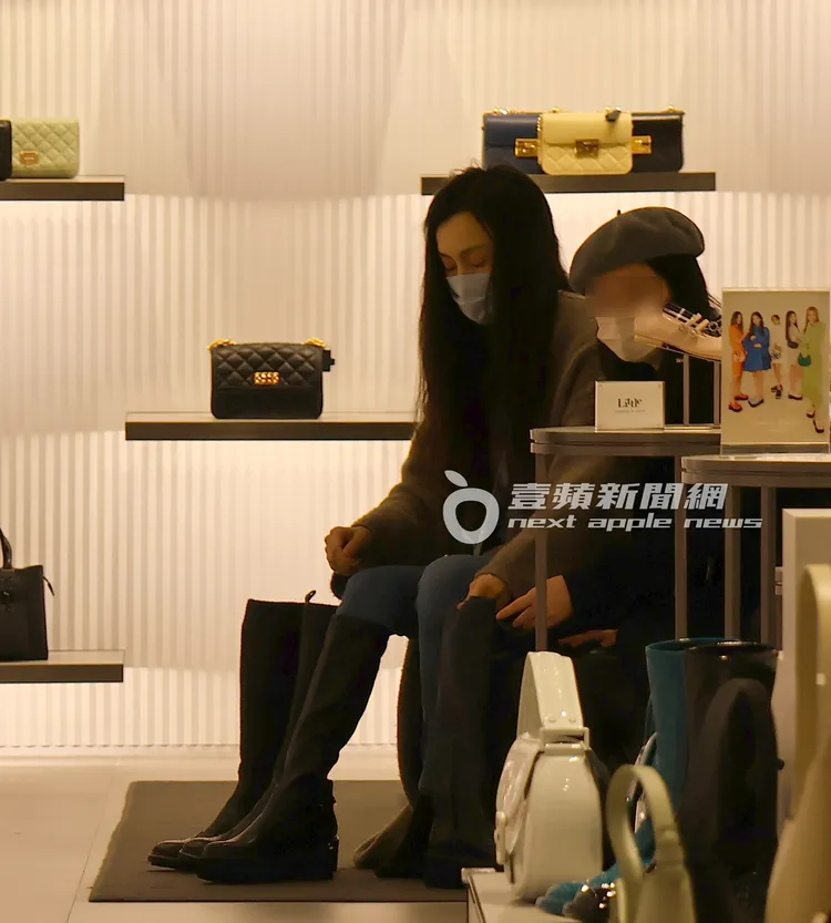 接著范范（左）又繼續逛靴子。特勤中心攝