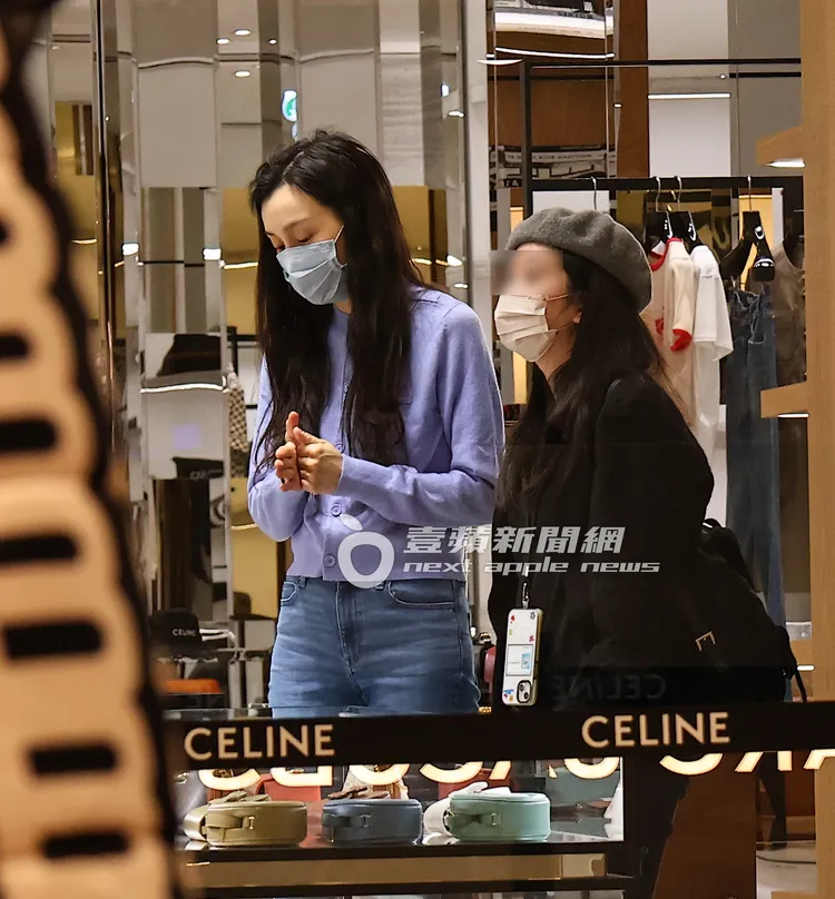 范范（左）邊搓手邊看著Celine小包包。特勤中心攝