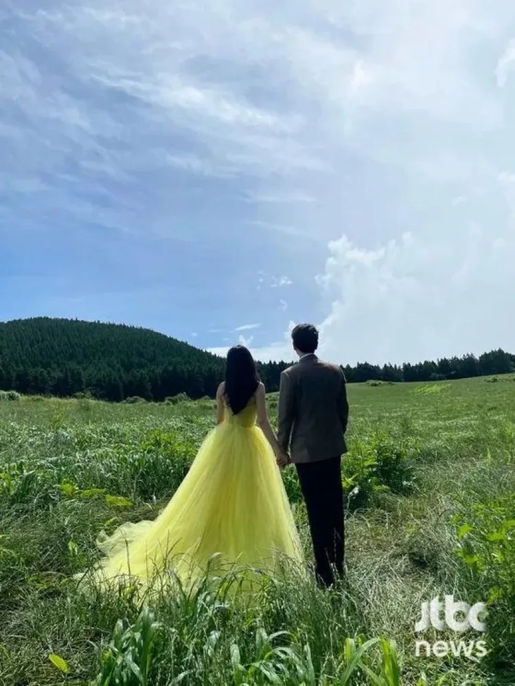 金妍兒（左）喜帖中的黃色禮服，要價38萬元台幣。翻攝JTBC娛樂新聞