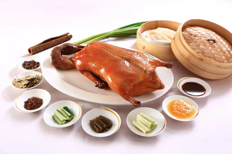 台北老爺酒店明宮片皮鴨二吃券，不分平假日可享一鴨兩吃，每張2,480元。老爺集團提供