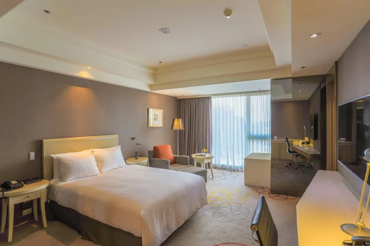 新竹老爺酒店雙人入住精緻客房2,999元，憑券加購早餐再享買1送1優惠。老爺集團提供