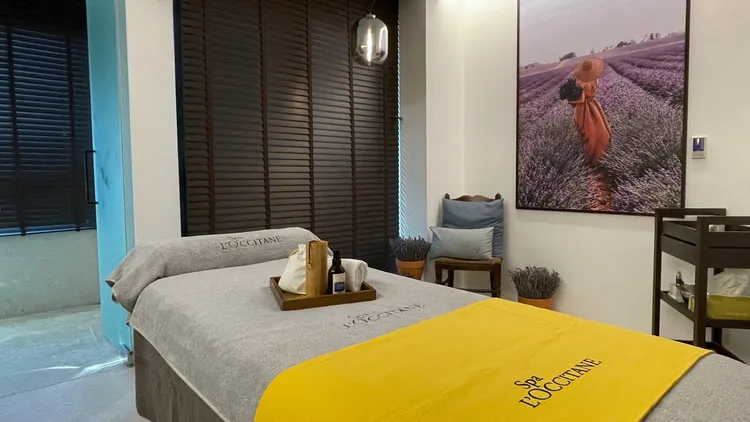 北投老爺今年旅展特別攜手歐舒丹L'OCCITANE推出聯名限定的「舒體湯療券」療程加湯屋3,999元起。老爺集團提供