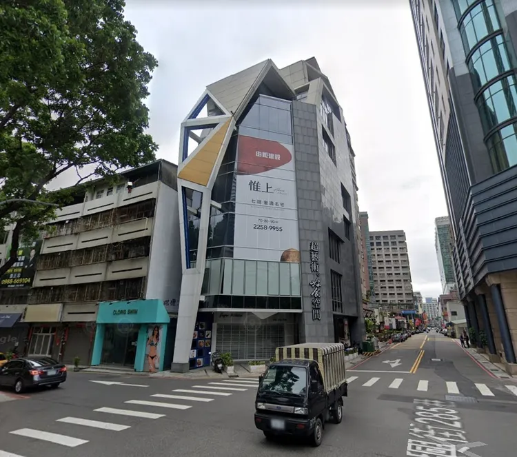 該區位處草悟道生活圈，為台中一級商圈，不乏身價破億元的高價透店，傳產業者掃下透天後，再買下天價級車位。翻攝畫面