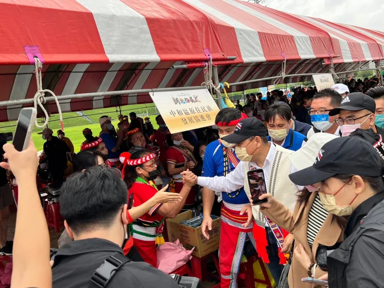 侯友宜市長逐一與各個團體打招呼，相當親民。原民局提供