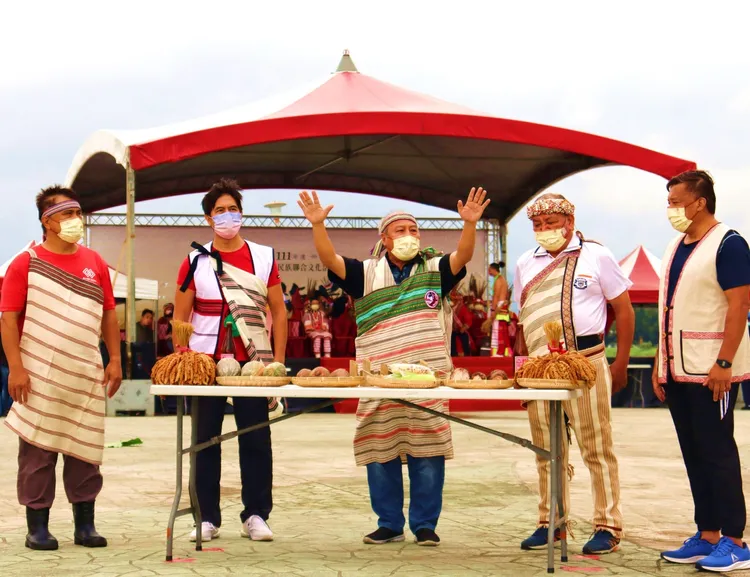 泰雅族祈福儀式由都會區泰雅族領導人楊大儀(中)擔任主祭。原民局提供