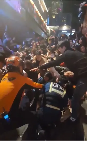 消防隊員無法把卡在下層的人拉出來。翻攝推特@BreakingNLive_