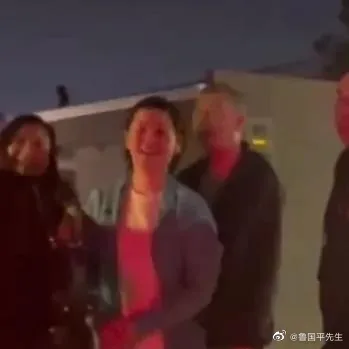 徐帆（中）開心送別來訪的好友。翻攝自微博