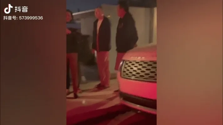 馮小剛夫婦在美國豪宅前送客的畫面在中國網路上瘋傳。翻攝自微博