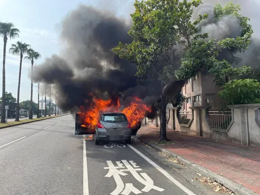 恐怖火燒車!引擎出怪聲靠邊停就起火 台南婦驚嚇逃出