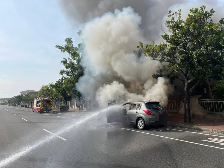 消防人員射水滅火。民眾提供