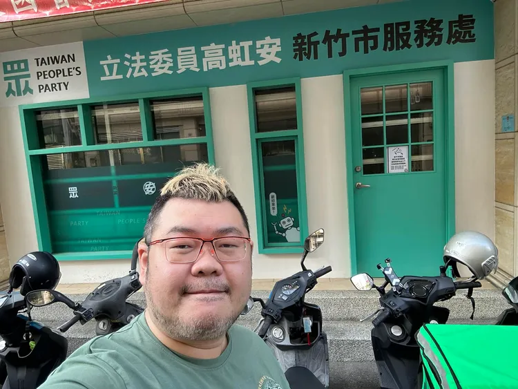網紅四叉貓（劉宇）在臉書爆料，高虹安當服務處的建築物疑似大違建。翻攝自四叉貓臉書