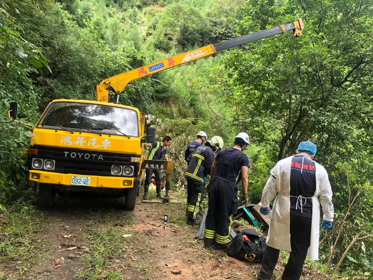 消防局請來拖吊車，先勾住怪手避免繼續下滑。苗栗縣消防局提供