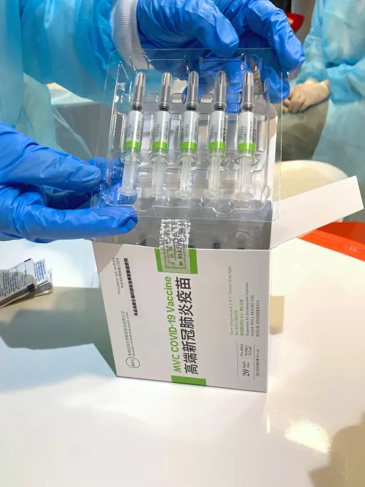 高端澄清新冠疫苗時程沒加快一年 「依規定進行」