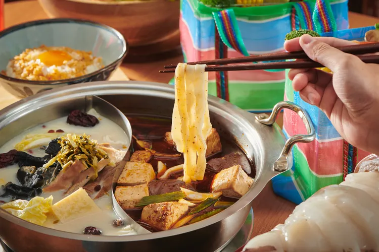 貢鍋共鍋將傳統客家在地食材融入火鍋，再搭配上苗栗特色手工水晶餃、客家蛋餃、客家粄條等食材，呈現苗栗獨有的客家情懷。業者提供