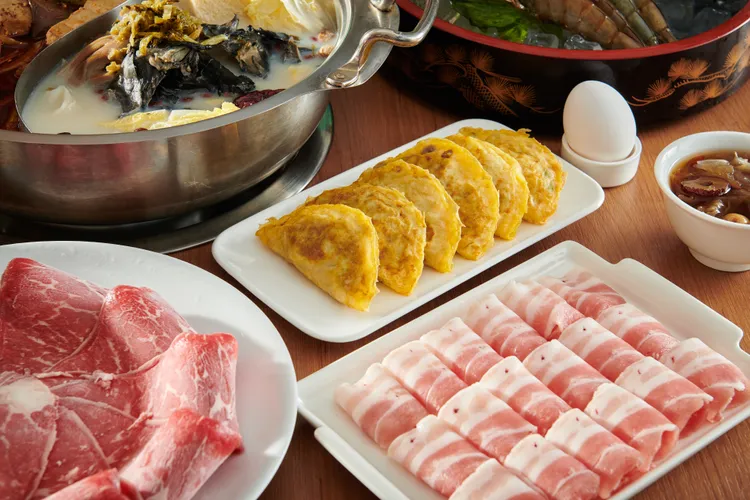 貢鍋共鍋將傳統客家在地食材融入火鍋，再搭配上苗栗特色手工水晶餃、客家蛋餃、客家粄條等食材，呈現苗栗獨有的客家情懷。業者提供