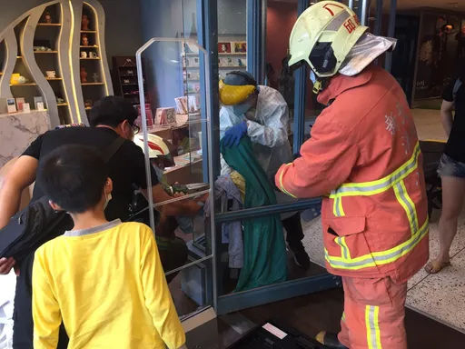 男童十三行博物館手臂卡門縫 警消到場安撫助脫困