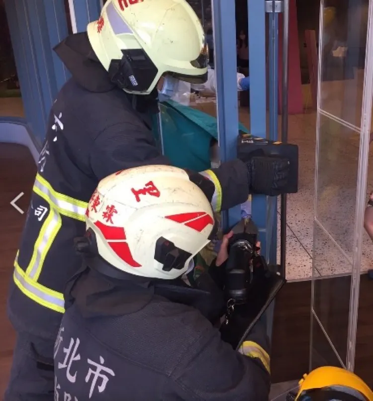 警消人員使用器材協助男童脫困，並以毛毯包覆避免玻璃碎裂傷及男童。警消提供