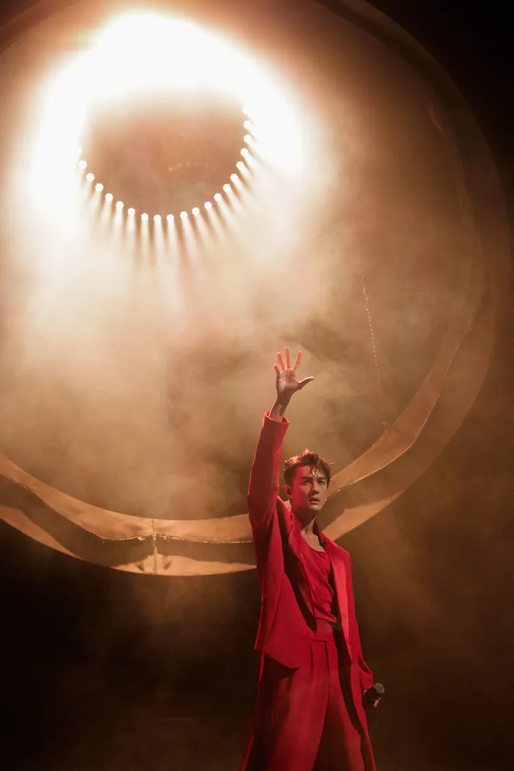 吳克群在節目中演唱原創歌曲《夸父追日》。唱戲世界娛樂