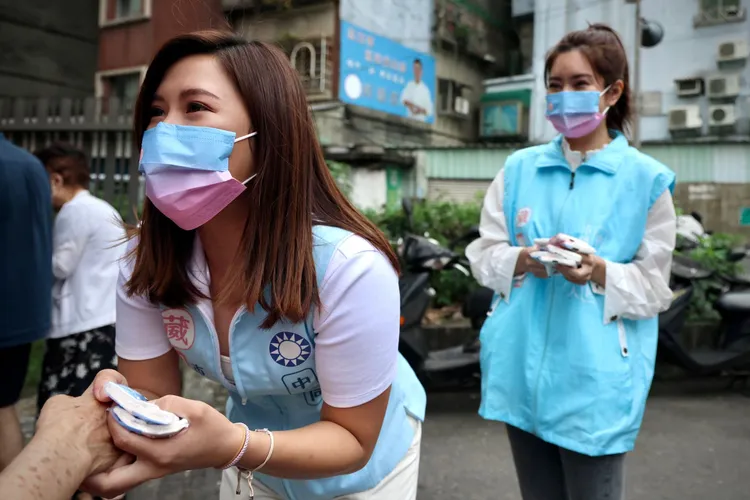 柳采葳一開始掃街很不習慣。林林攝