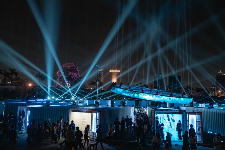 「設計擎天光之展演」點亮高雄夜空。市府提供