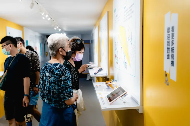 「台灣設計展在高雄」吸引各年齡層觀展民眾。市府提供