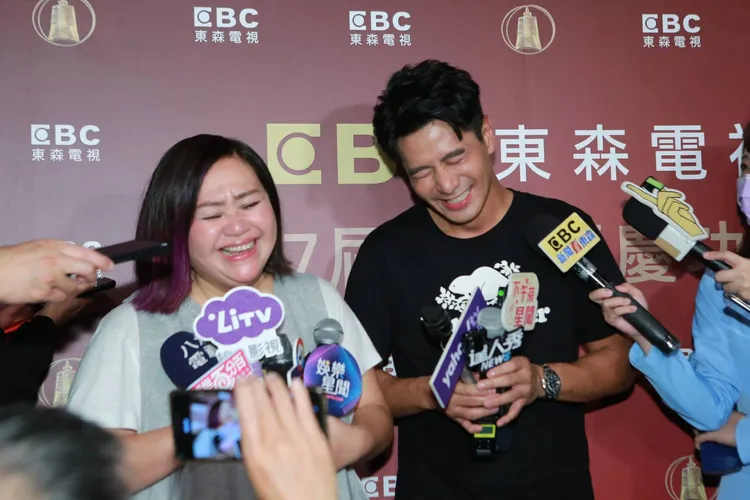 郭彥均（右）、鍾欣凌受訪歡笑不斷。朱世閎攝